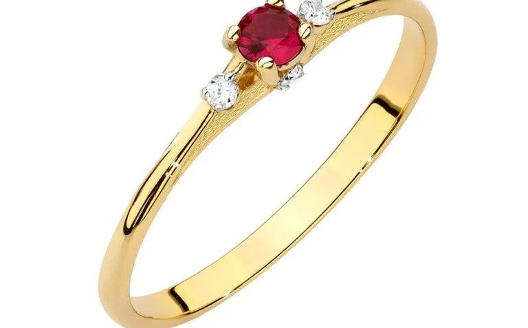 biżuteria z rubinem